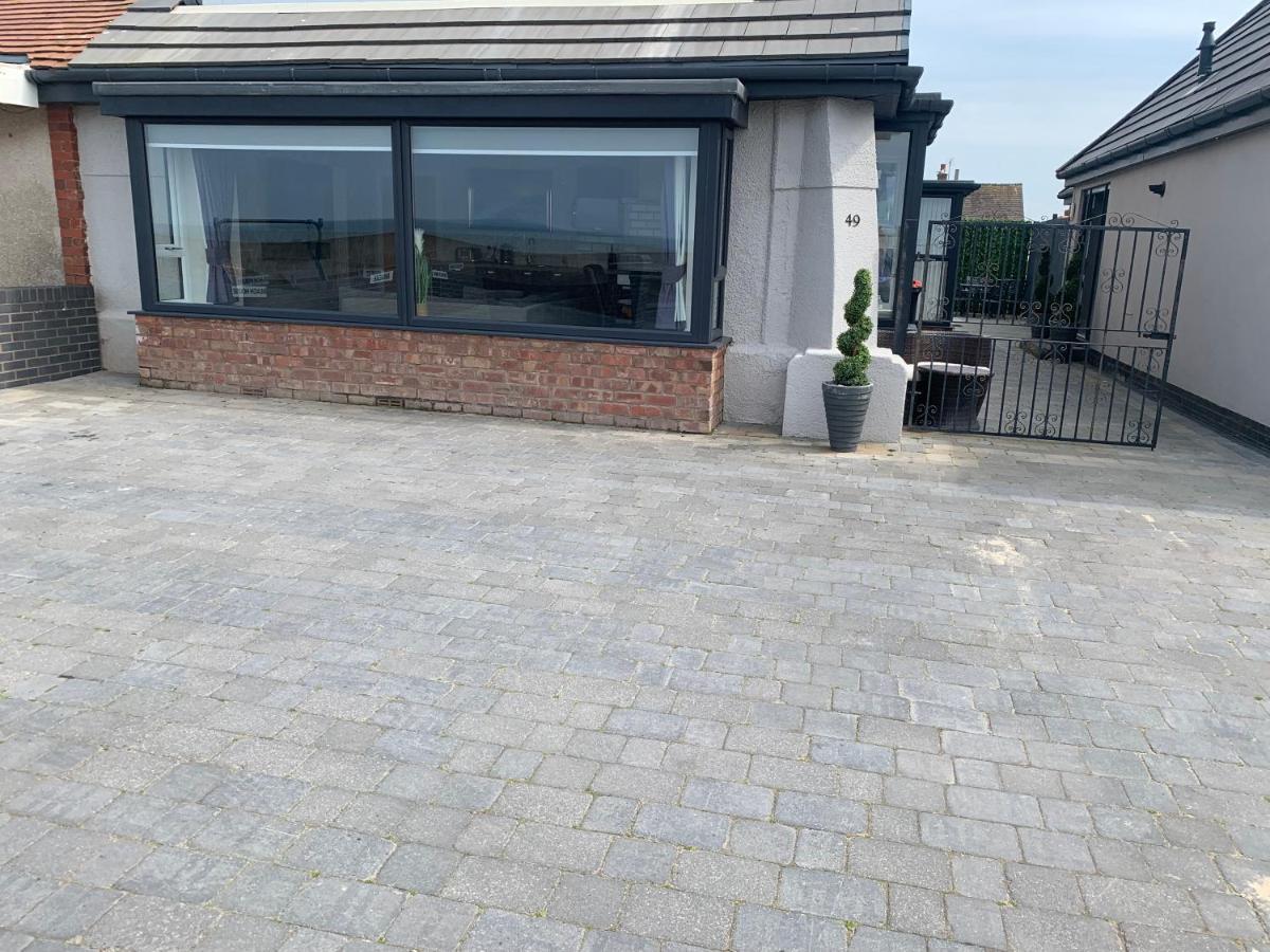 Beach House Apartment On Ground Floor With Sea View - Pet Friendly Cleveleys Buitenkant foto
