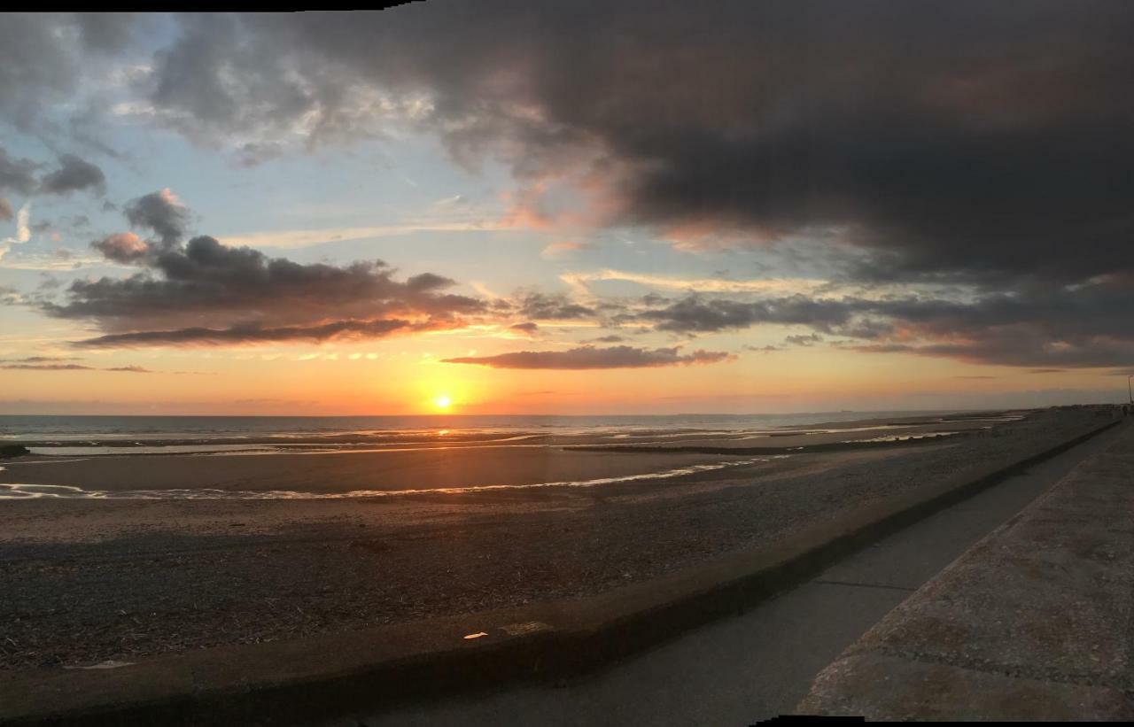 Beach House Apartment On Ground Floor With Sea View - Pet Friendly Cleveleys Buitenkant foto